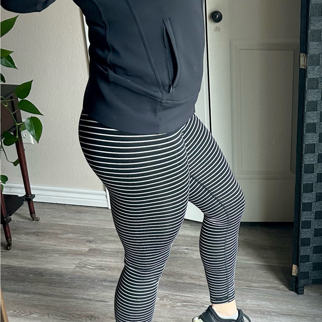 Lululemon Wunder Under Pant Size 6 (7/8 Length) - Black And White Striped
